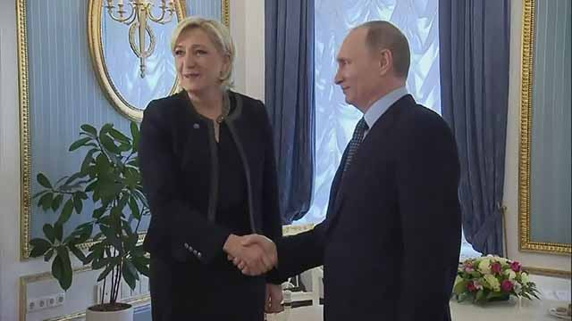 Marine Le Pen com Putin, no Kremlin, em março de 2017. Na ocasião, o russo enfatizou que não pretendia interferir nas eleições gerais francesas
