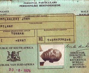 A identificação do “grupo étnico” funcionava como marca de exclusão: o portador não era um “verdadeiro” sul-africano.