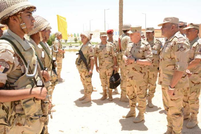 O general Mohamed Farid inspeciona as forças militares envolvidas na Operação Sinai, no início de 2018