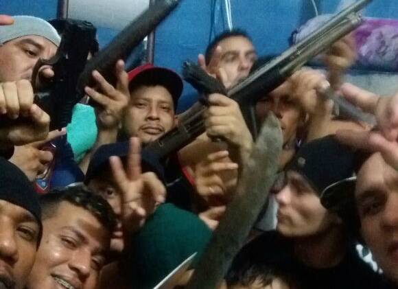 Presos rebelados no Complexo Penitenciário Anísio Jobim (Compaj), em Manaus, em janeiro de 2017