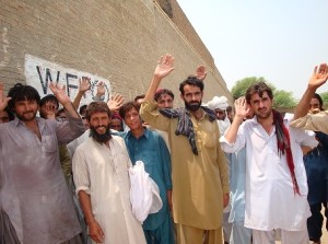 Manifestação de protesto de deslocados internos no Waziristão do Sul, em julho de 2014