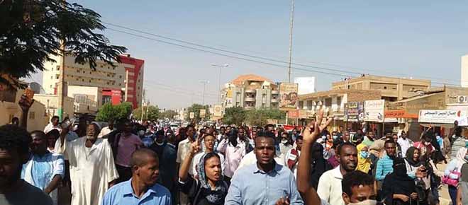 Manifestantes sudaneses nas ruas de Cartum. O Nilo dos Cadáveres.