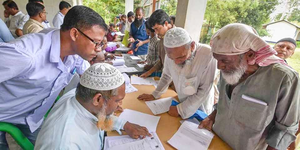 Habitantes de Assam procuram seus nomes nas temidas listas do Registro Nacional de Cidadãos