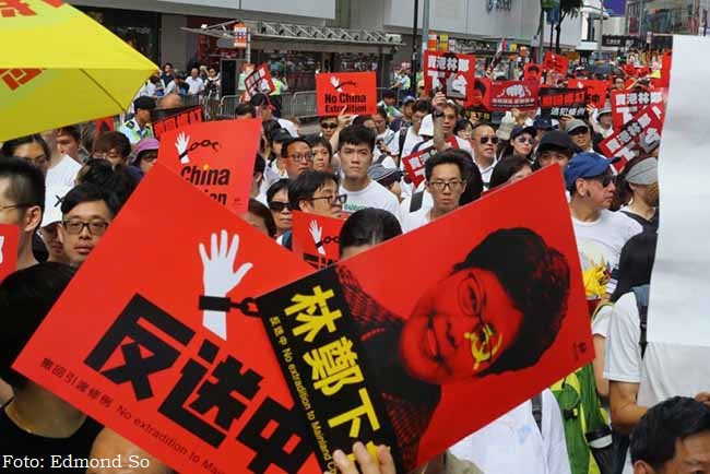Cartazes pedem a renúncia de Carrie Lam