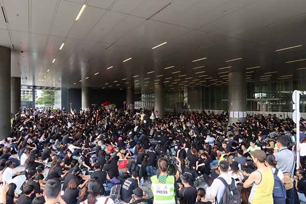 Os estudantes, à entrada do edifício do Conselho Legislativo no dia 20 de junho, ocupam a linha de frente na resistência democrática de Hong Kong