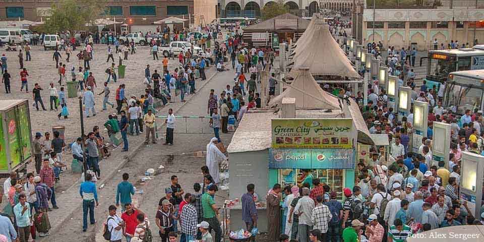 Trabalhadores imigrantes na estação de ônibus Al Ghanim, em Doha, Qatar