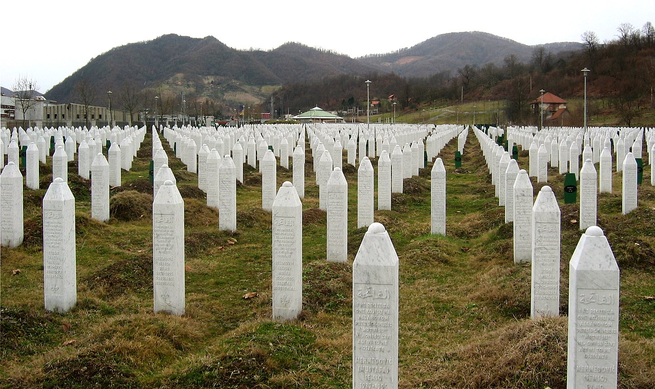 Memorial aos mortos no Massacre de Srebrenica.