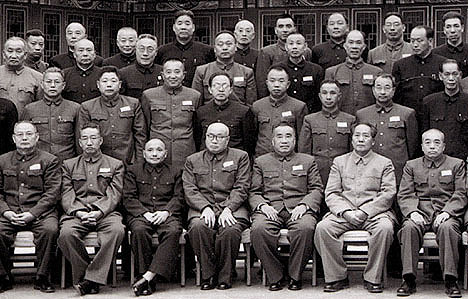 Parte do Comitê Central na década de 1950. Mao Tsé-tung sempre se destacava, mesmo que pela cor mais clara da vestimenta.