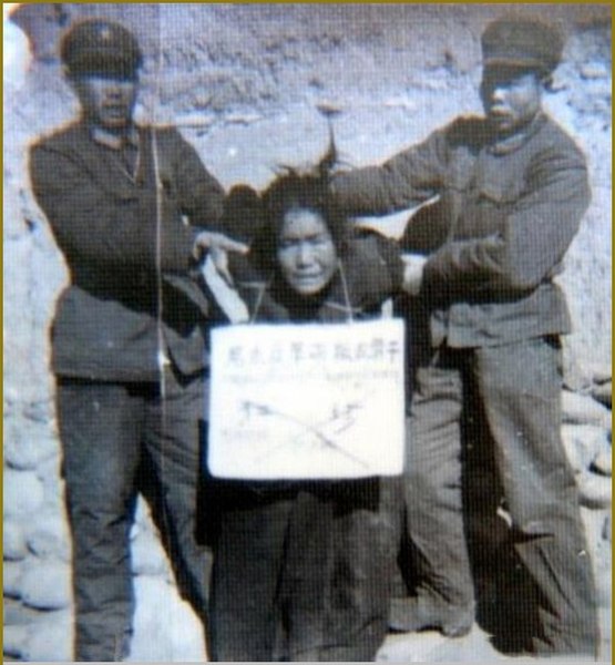 Guardas da China torturando mulher. Posição de avião.