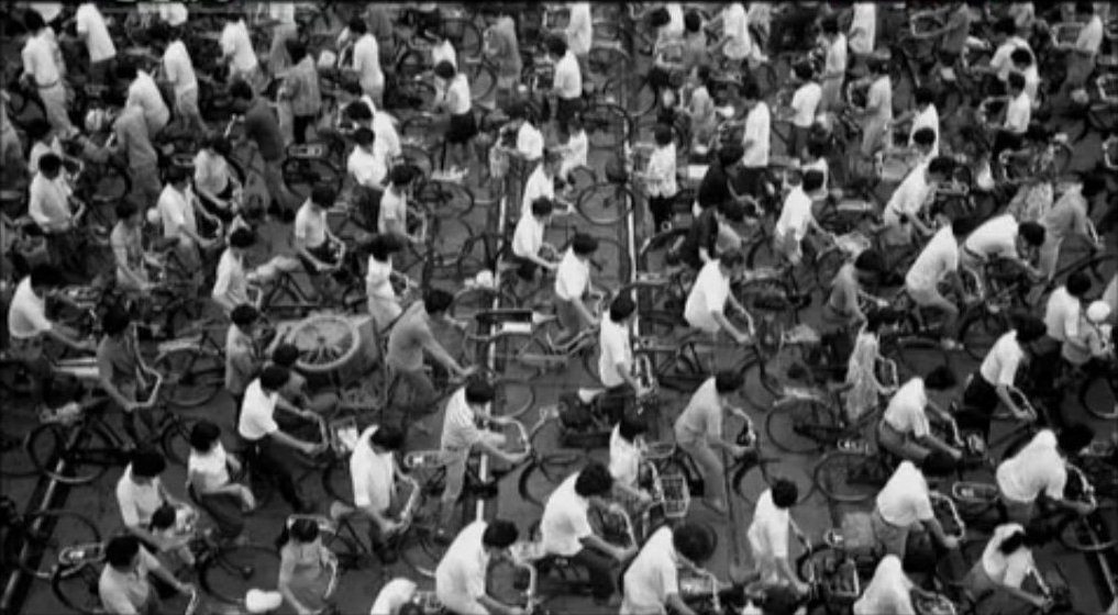imagem de milhares de chineses andando com o mesmo modelo de bicicleta e usando as mesmas roupas foi, durante décadas, a imagem de uma sociedade totalitária na qual não havia espaço possível para as individualidades, logo classificadas de "direitismo" e "feudal".