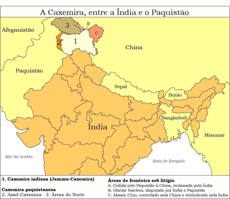 Cerca de 10 milhões de pessoas vivem em Jammu e Caxemira e três milhões na Caxemira paquistanesa. A maioria (70%) é muçulmana; o restante é hinduísta, sikh e budista. A região de terras muito férteis tem quase o mesmo do tamanho que o estado de São Paulo.