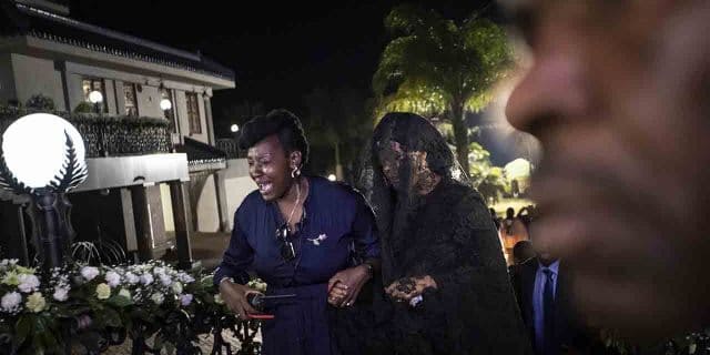 Grace Mugabe, de véu, nas exéquias do ex-ditador