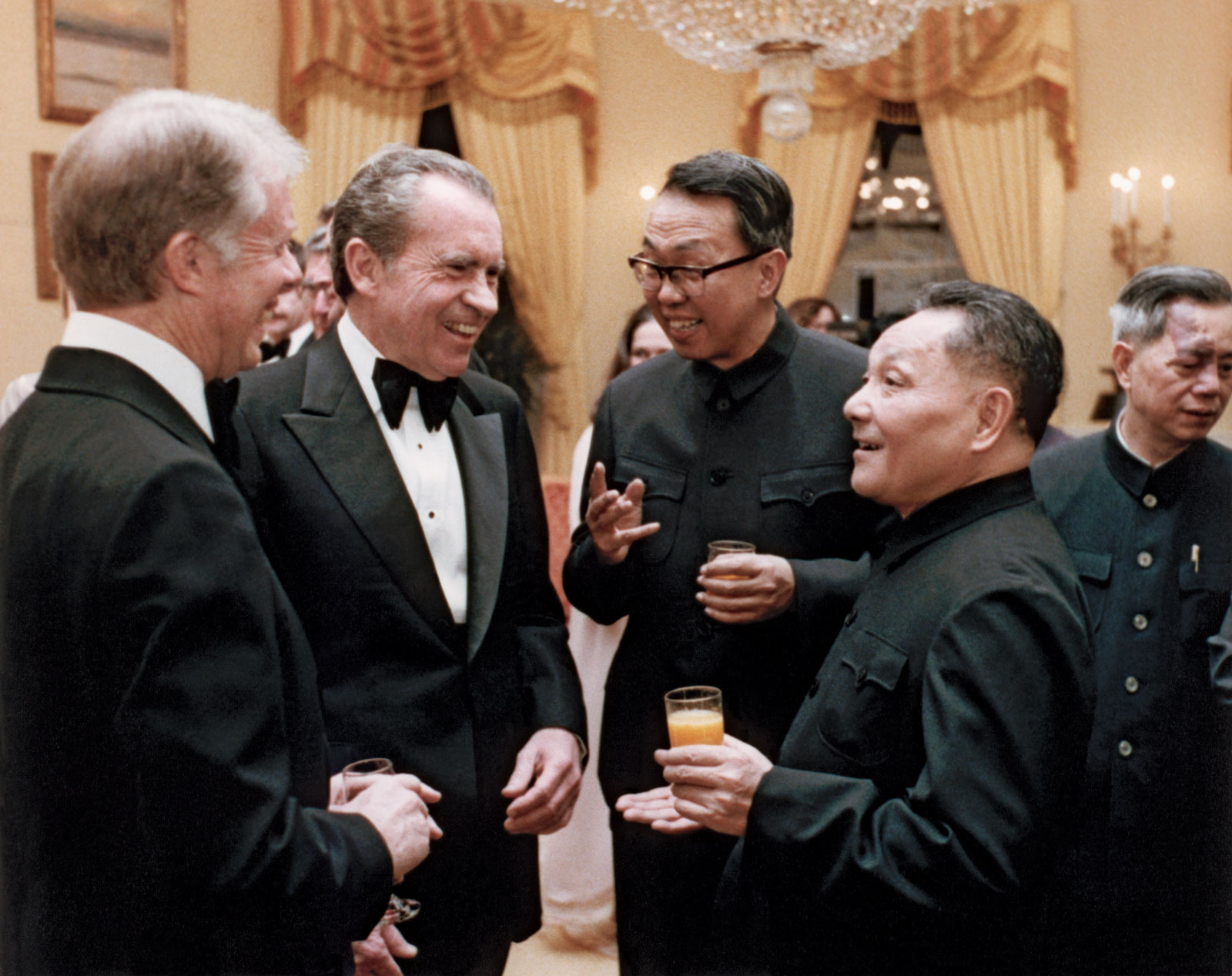 Carter, Nixon, um tradutor e Deng em conversa animada na Casa Branca. A imagem da vitória do pragmatismo sobre as ideologias: China e EUA precisaram mudar radicalmente as políticas aplicadas até então para preservar o status quo.