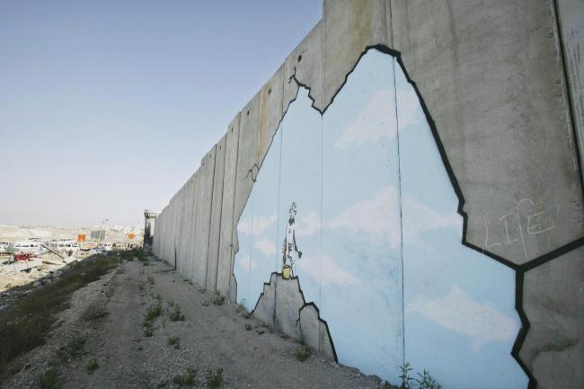Grafite do artista Banksy em seção da “barreira de segurança” nos arredores de Ramallah