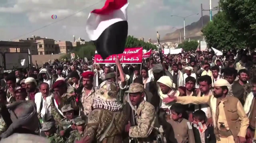 Houthis protestam contra os ataques aéreos promovidos pela coalização comanda pela Arábia Saudita, em 2015, que atingiu extenso número de civis inocentes