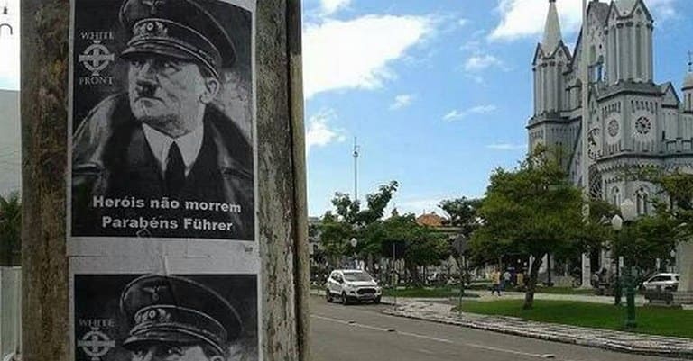 Nas ruas de Itajaí (SC), cartazes parabenizando Hitler apareceram em 2014