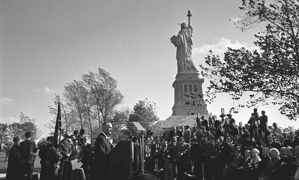 Johnson assina INA, 1965