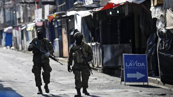 Policiais em favele em El Salvador