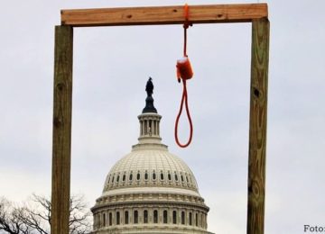 COMO A DEMOCRACIA RECUA