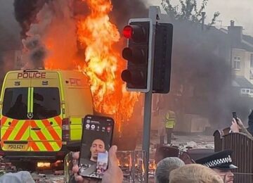 EXTREMA-DIREITA PROMOVE VIOLÊNCIA NO REINO UNIDO