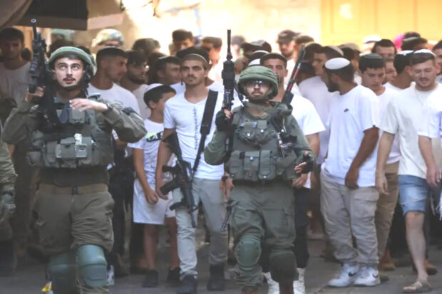 colonos e soldados na Cisjord