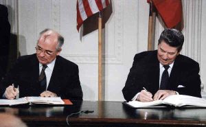 Gorbatchev e Reagan assinam o SALT I